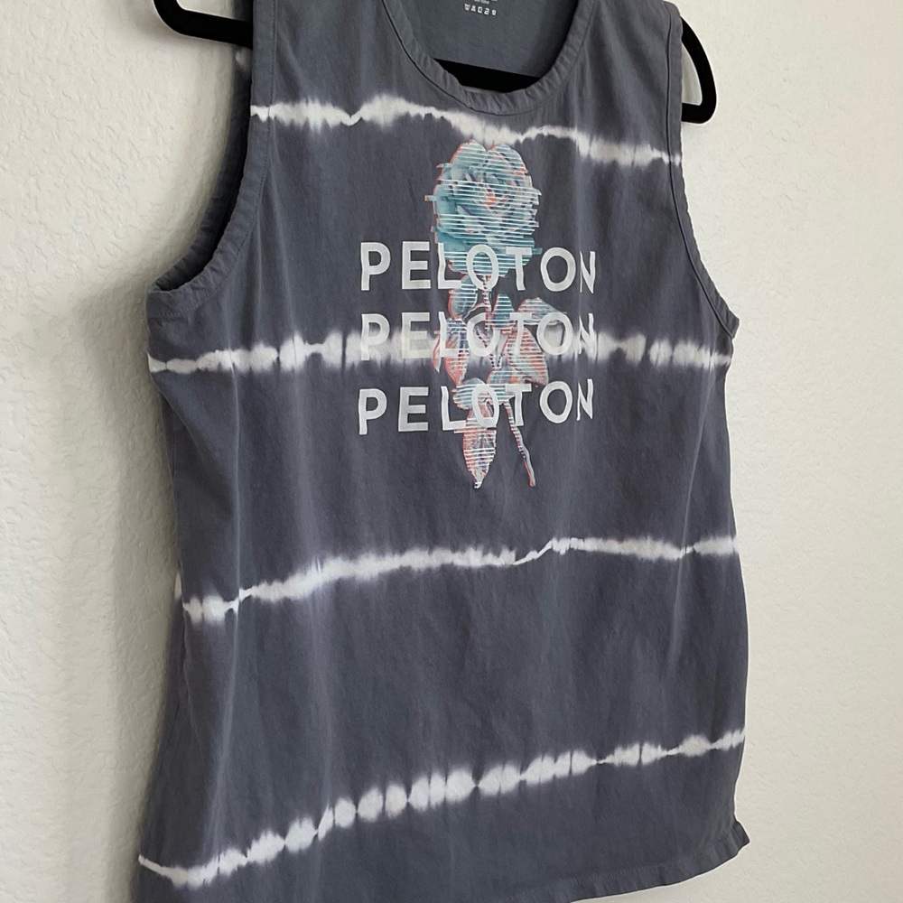 Peloton Tie-Dye Studio Side Slit Muscle Tank in Grey with a Rose Graphic - Picture 3 of 13